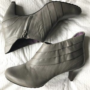 NWOT Tsubo Grey Leather Pleated Ankle Boots: in a RARE Sz 11!